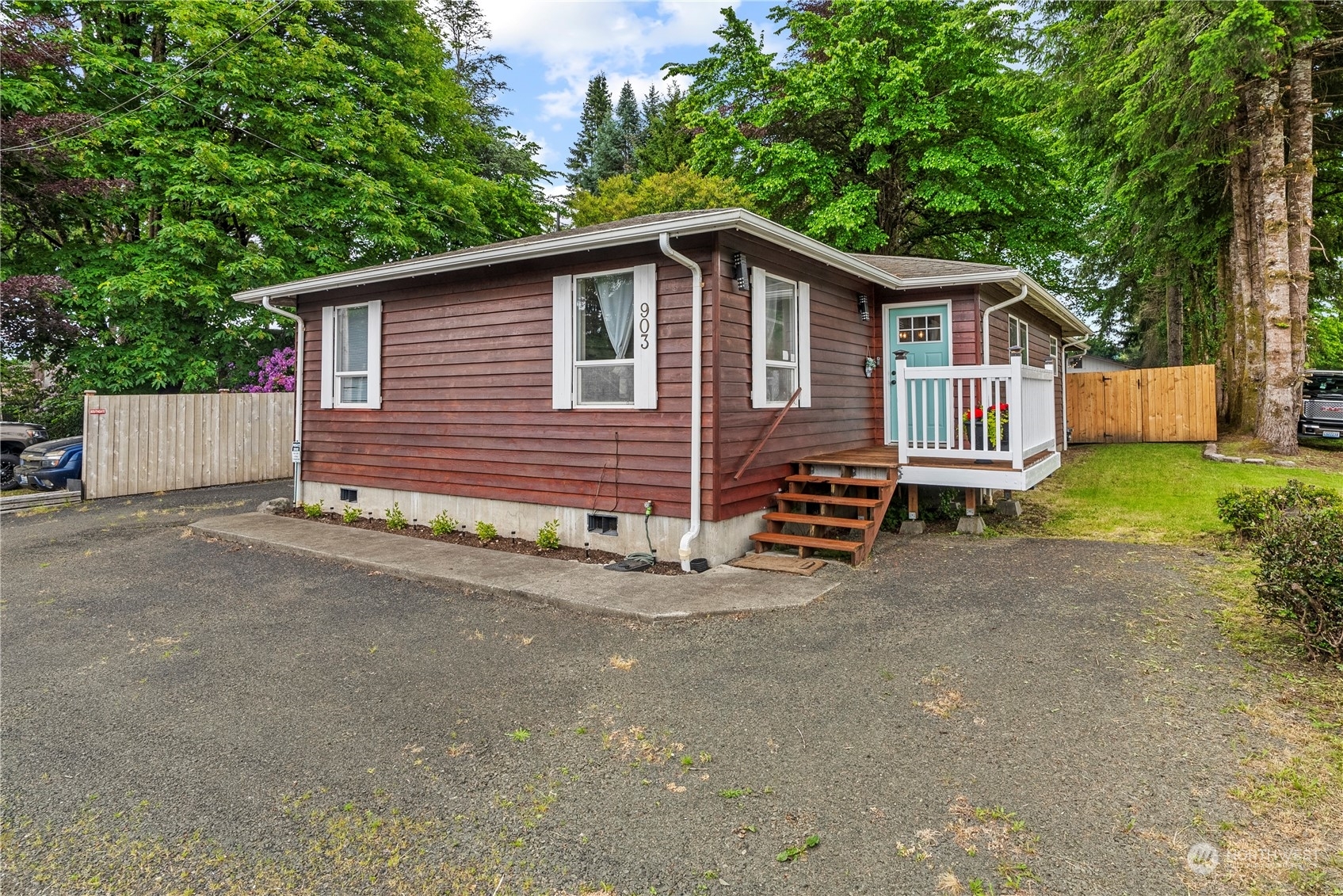 Property Photo:  903 E Beacon Avenue  WA 98563 