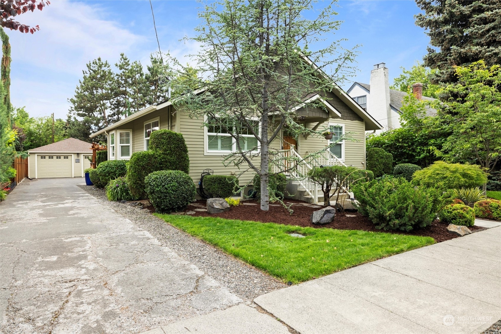 Property Photo:  184 E Maple Street  WA 99362 