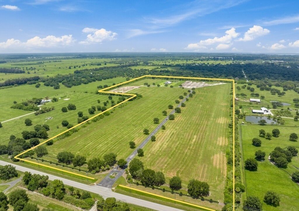 Property Photo: 6990 71st Court FL 32967