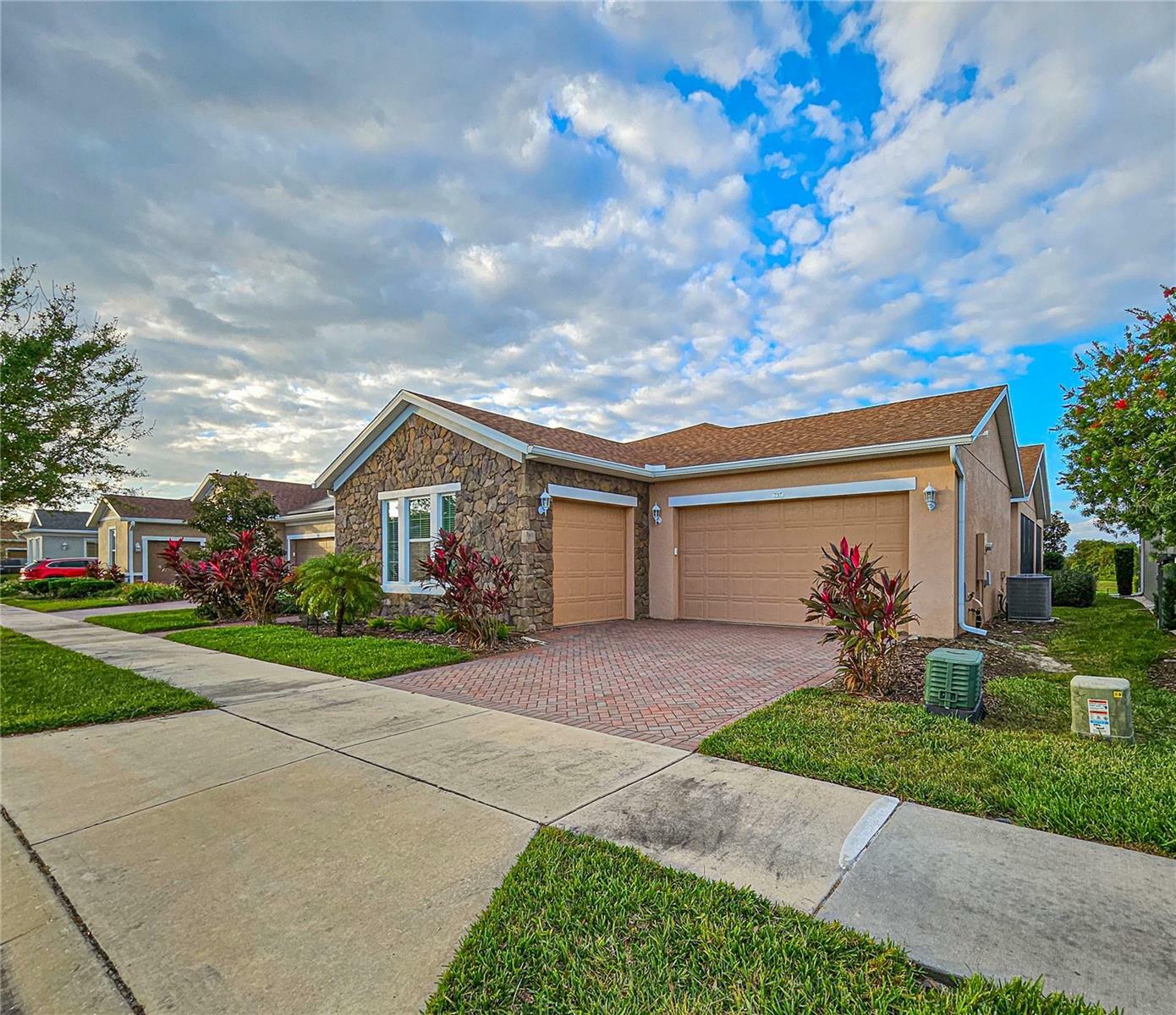 Property Photo: 737 Alcove Drive FL 34736