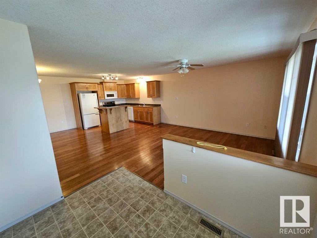 Property Photo:  4802 49 Street 4  AB T0E 1N0 