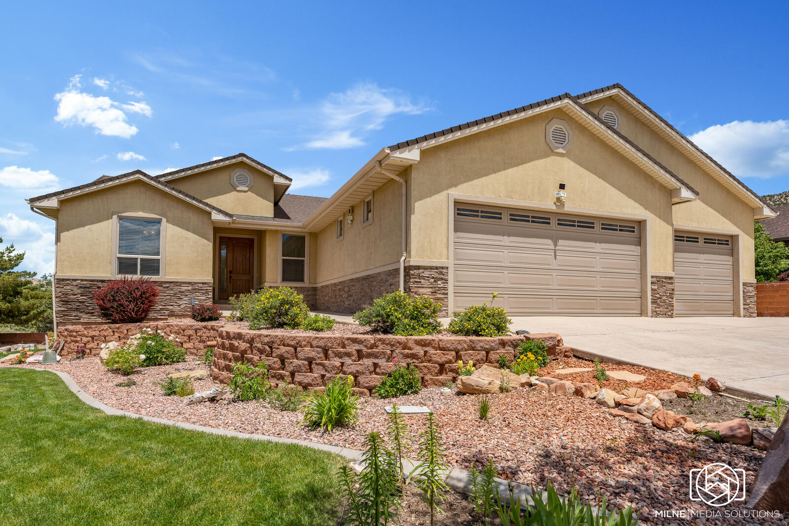 Property Photo: 523 E Hillview Dr UT 84721