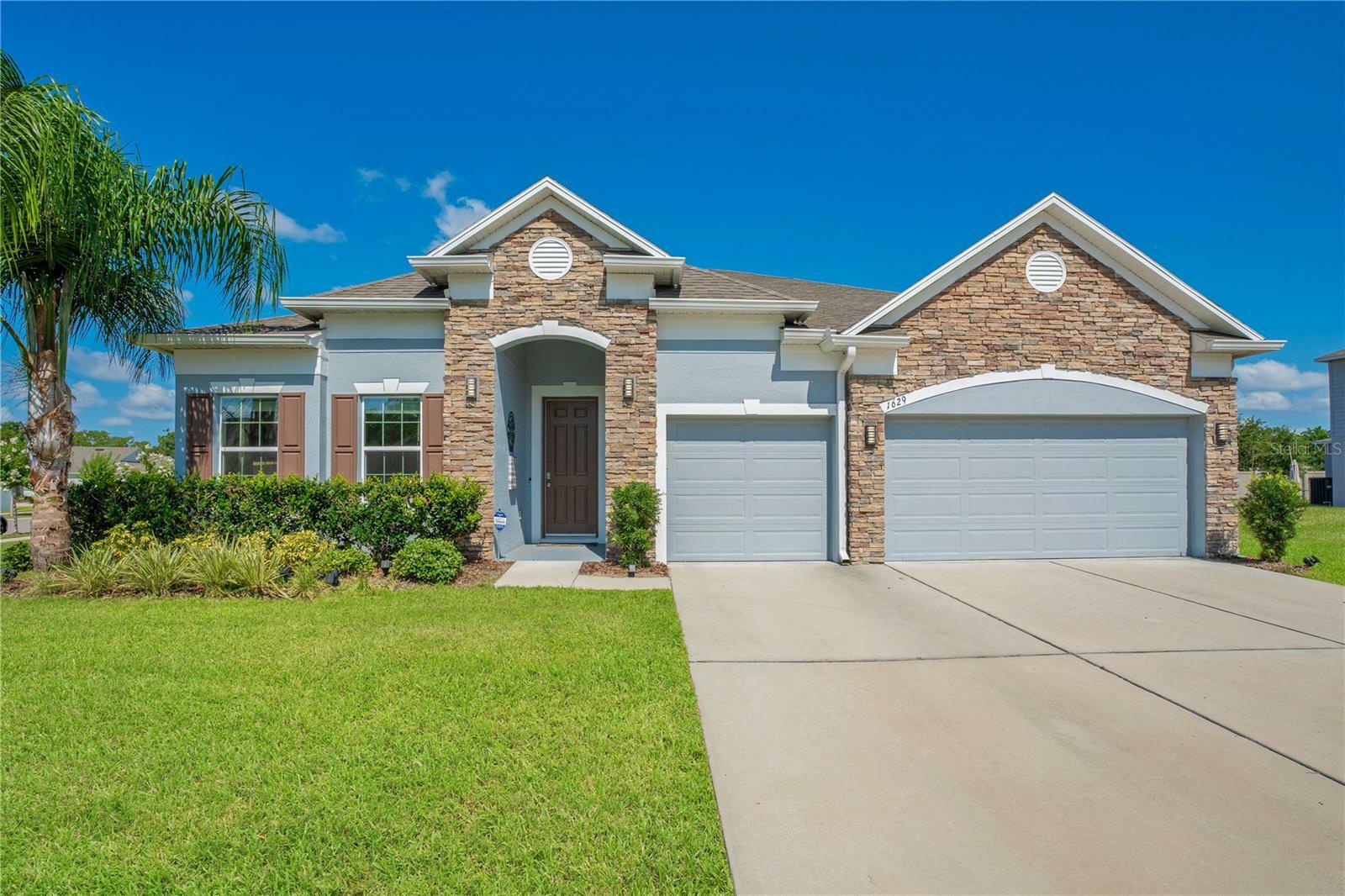 Property Photo:  1629 Marsh Pointe Drive  FL 34711 