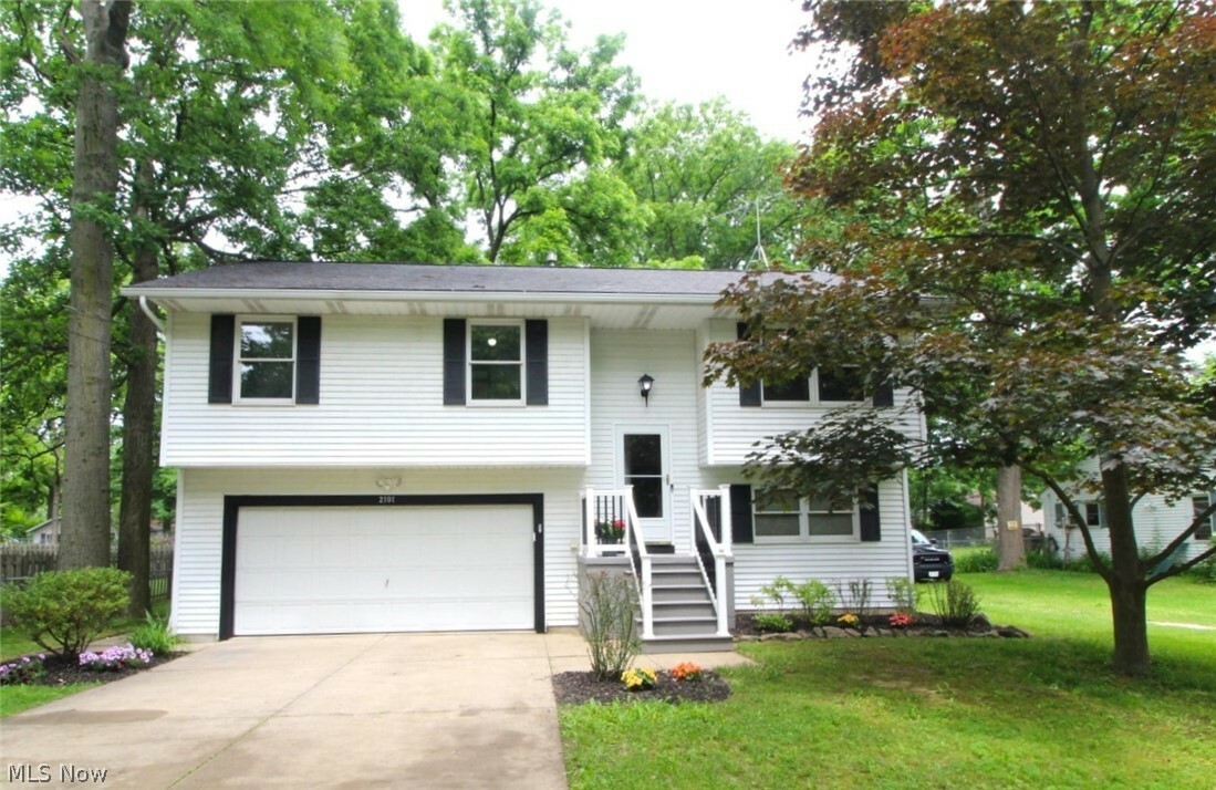 Property Photo:  2101 Uniondale Drive  OH 44224 