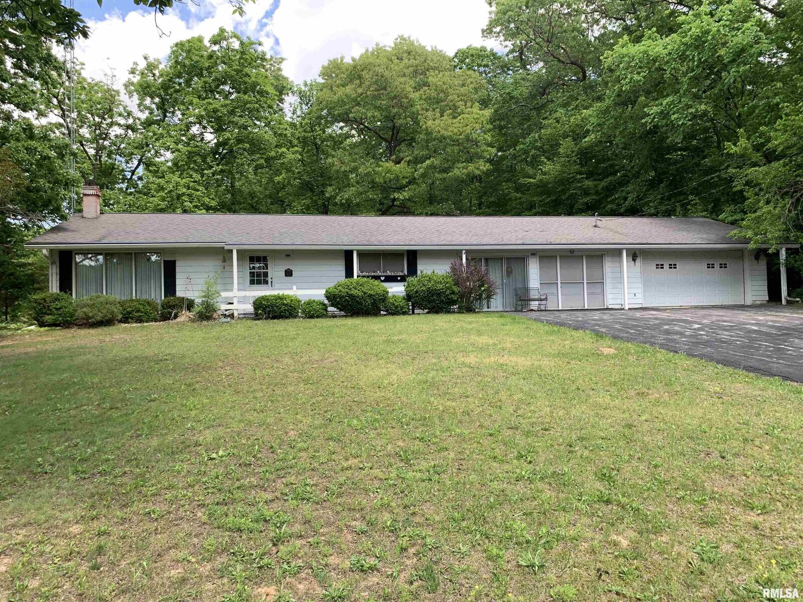 Property Photo: 1015 Breezy Bluff Drive IL 61401