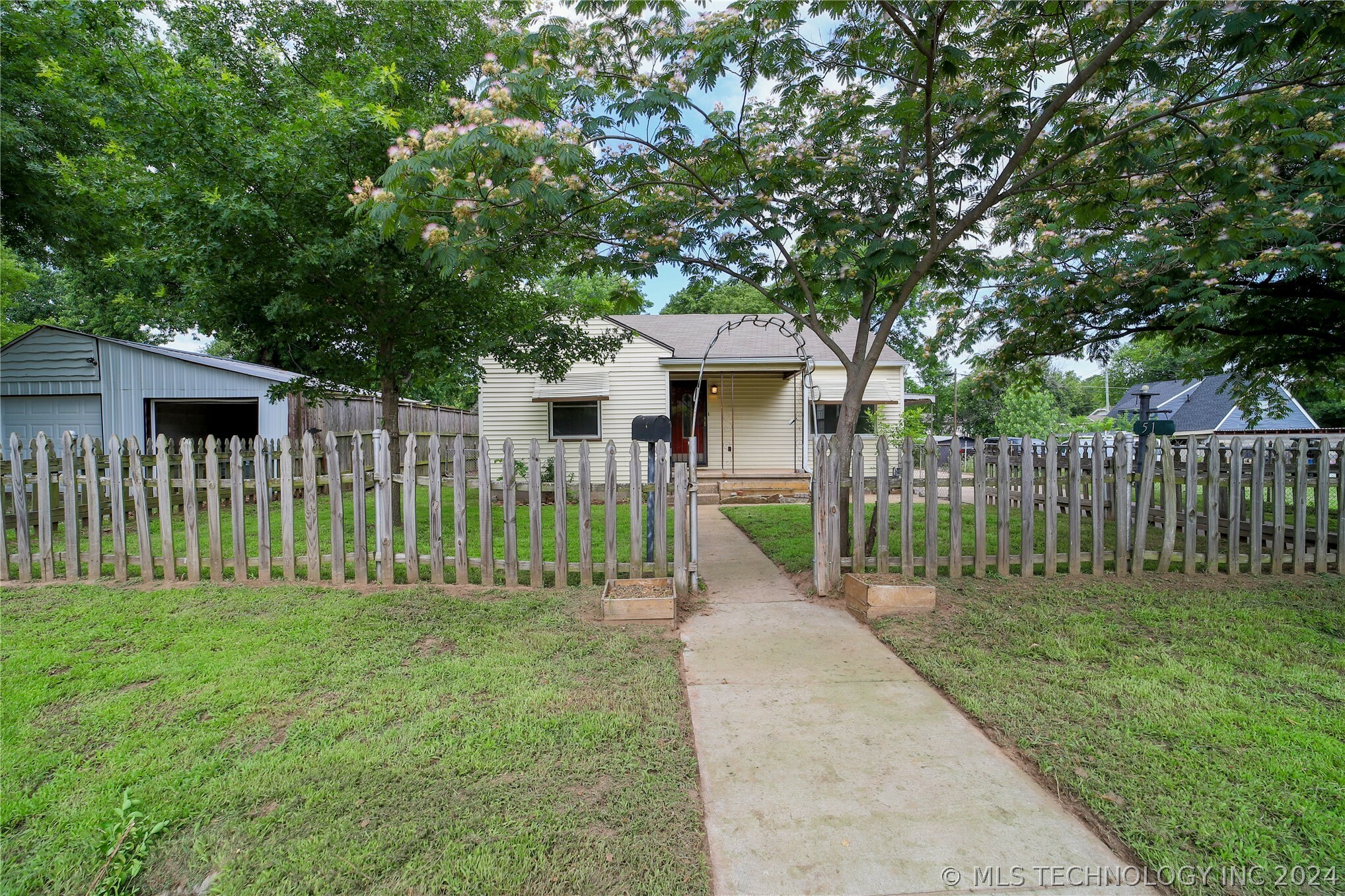 Property Photo:  512 N 28th  OK 74127 