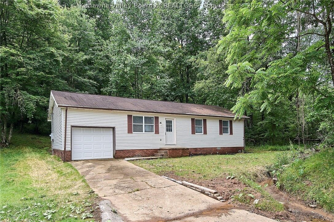 Property Photo:  5018 Elmhaven Circle  WV 25313 