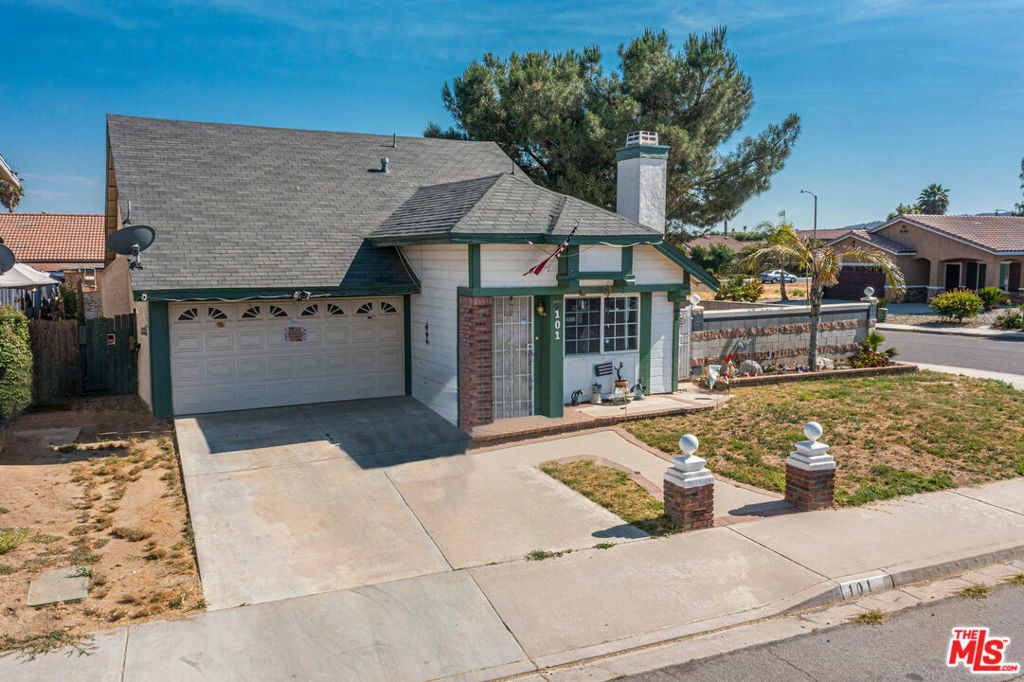 Property Photo:  101 Pinetree Drive  CA 92571 