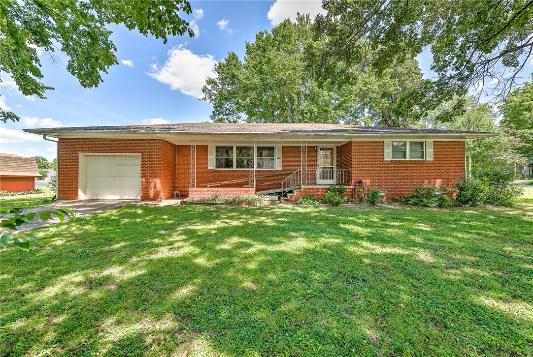 Property Photo:  410 SE 3rd Avenue  AR 72736 