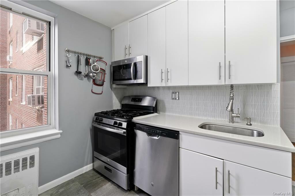 Property Photo:  125 Bronx River Road 4H  NY 10704 