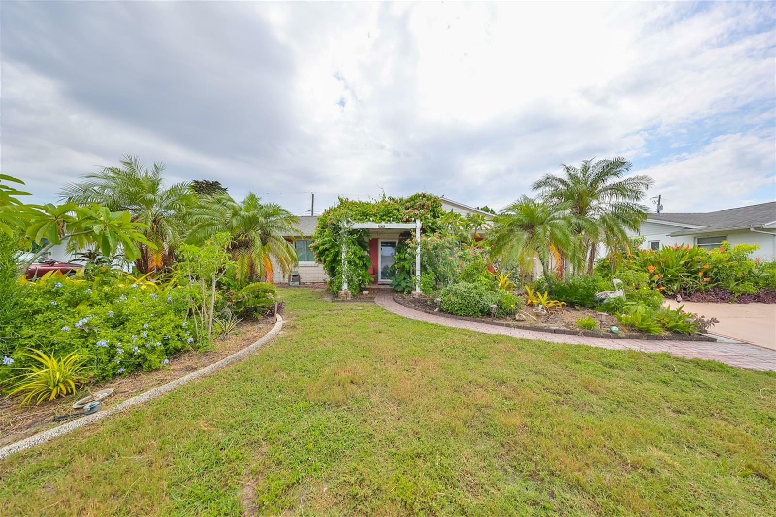 Property Photo:  1409 Fox Hills Drive  FL 33573 