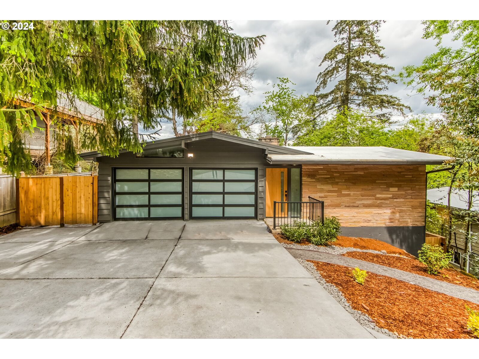 Property Photo:  1633 SW Custer St  OR 97219 