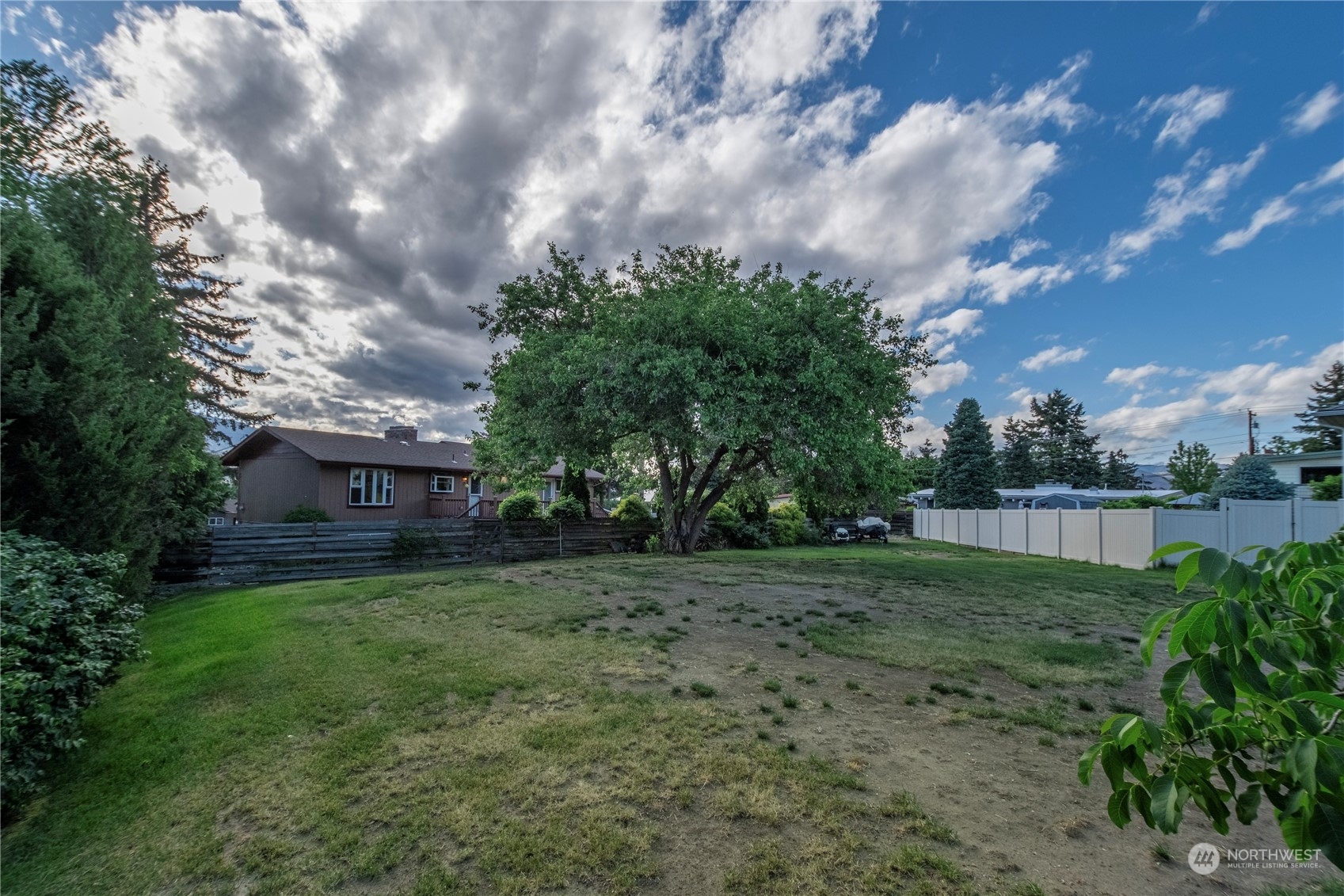 Property Photo:  1410 N Capri Drive  WA 98802 