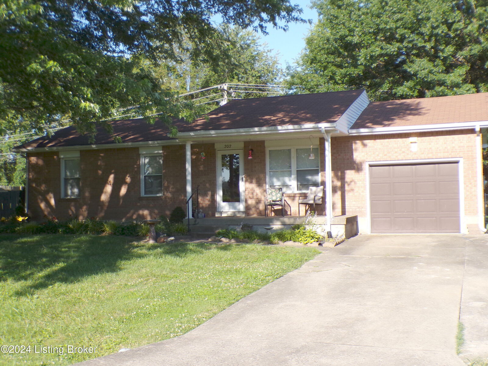 Property Photo: 202 King Arthur Cir KY 42701