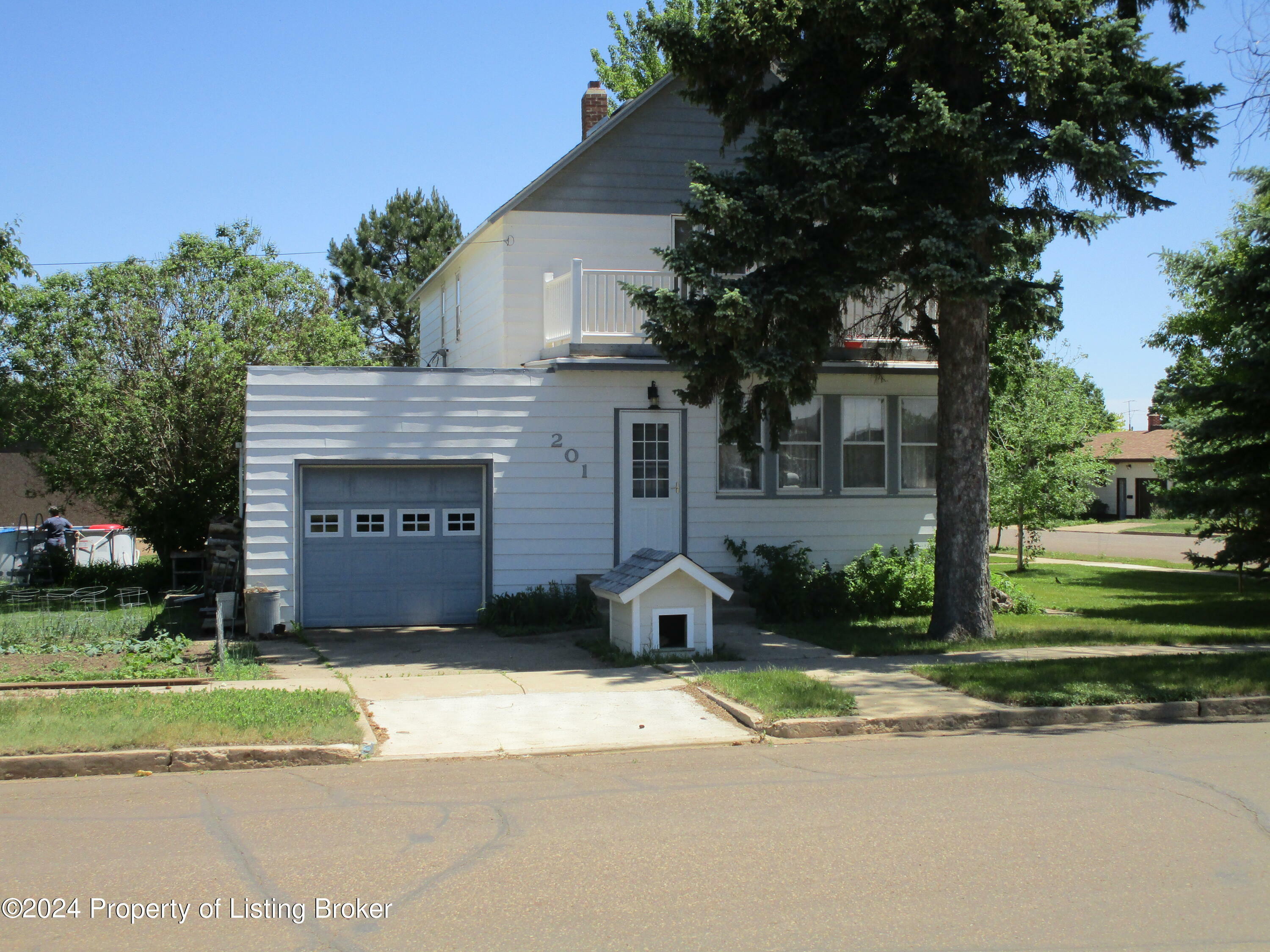 Property Photo:  201 Dakota Street N  ND 58533 