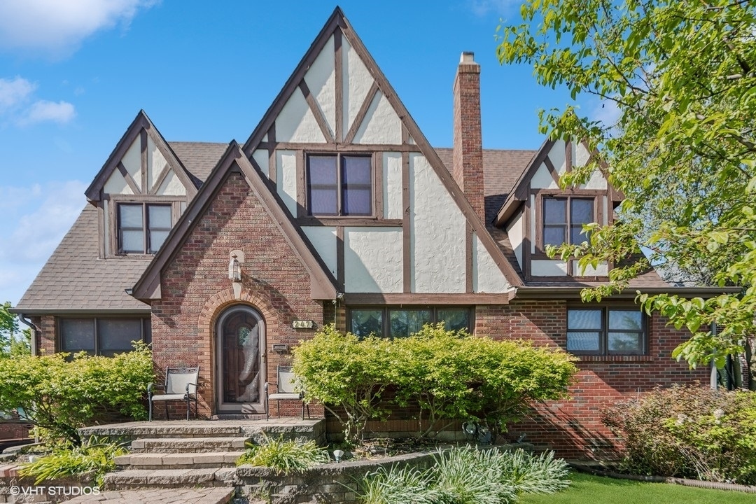 Property Photo:  247 E 2nd Street  IL 60126 