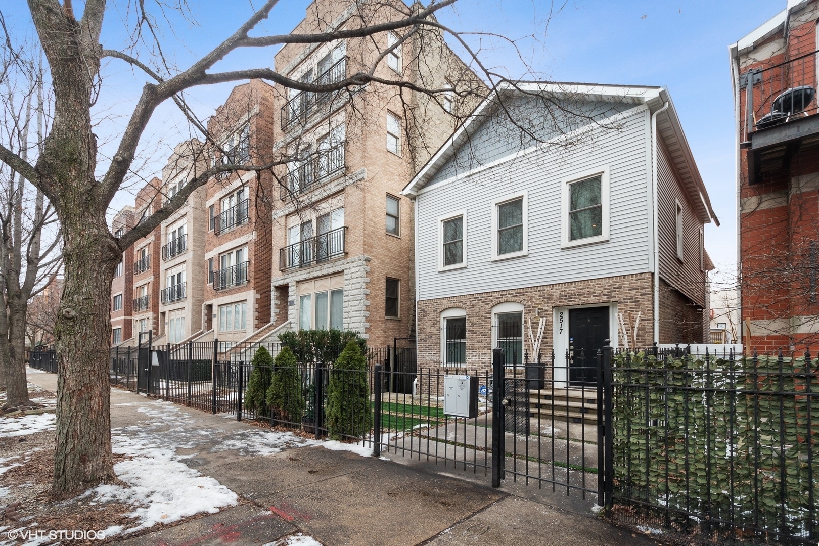 Property Photo: 2517 W Harrison Street 1 IL 60612