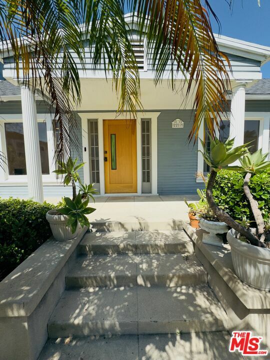 Property Photo:  2217   Nella Vista Ave  CA 90027 