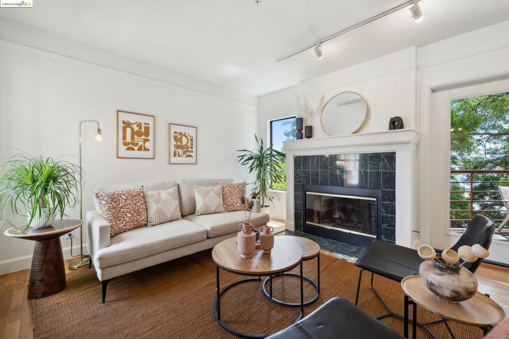 Property Photo:  624 Jean St E  CA 94610 