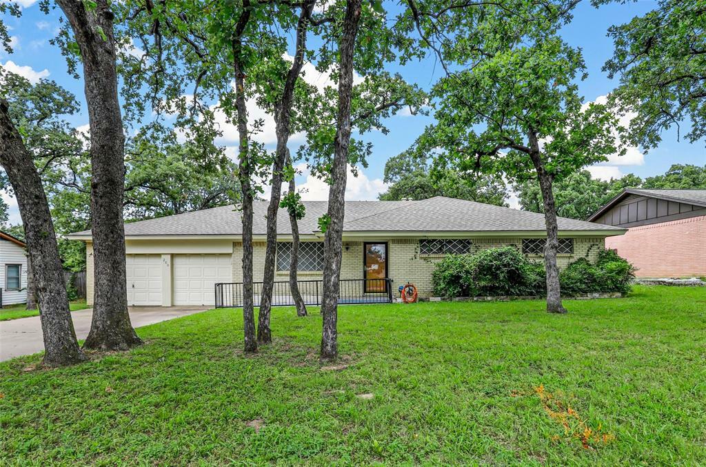 Property Photo:  200 W Mistletoe Drive  TX 76060 