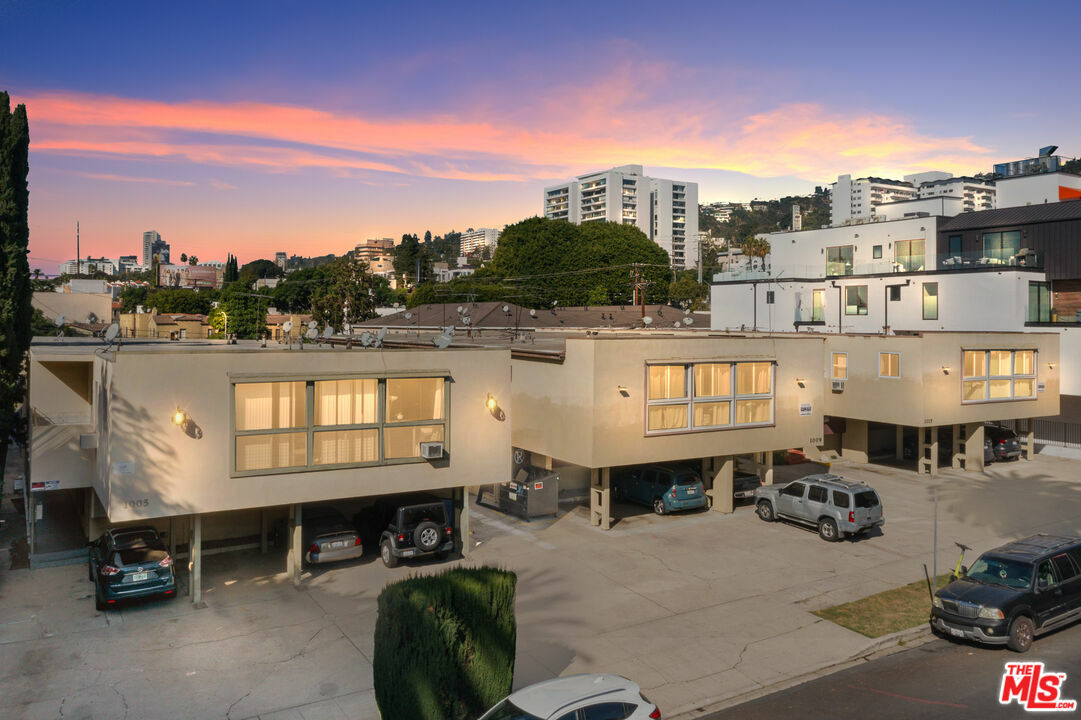 Property Photo: 1005 N Croft Ave CA 90069