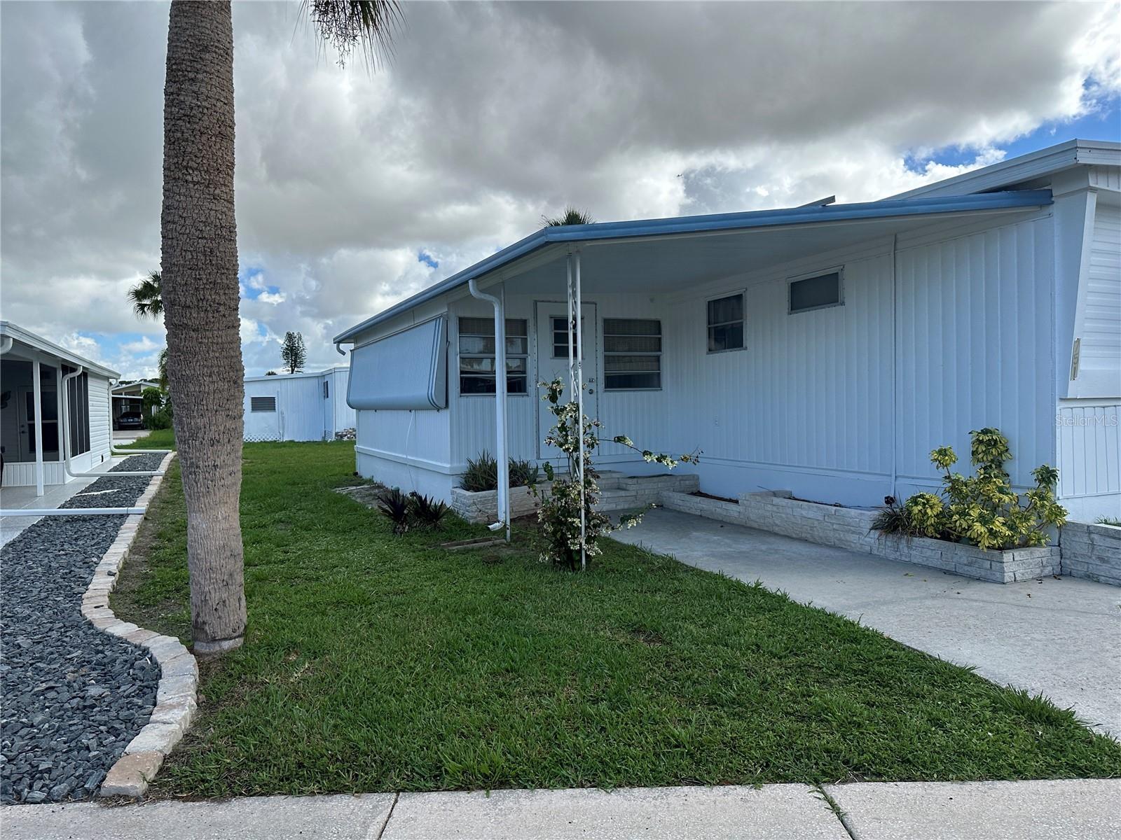 Property Photo: 751 Dahlia Dr FL 34293