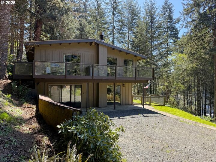 Property Photo: 2822 S Tenmile Lake OR 97449