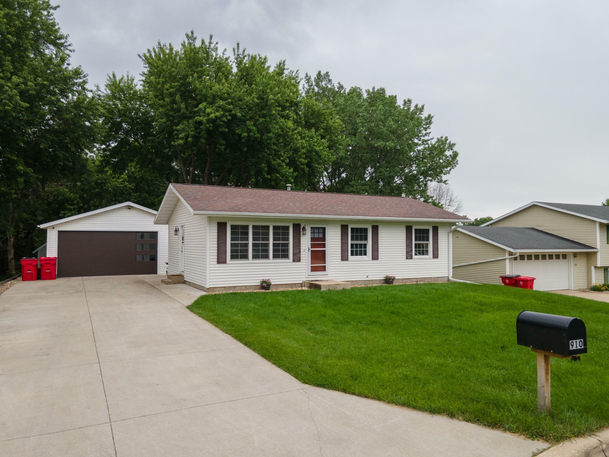 Property Photo:  910 NW Walnut Street  MN 55955 