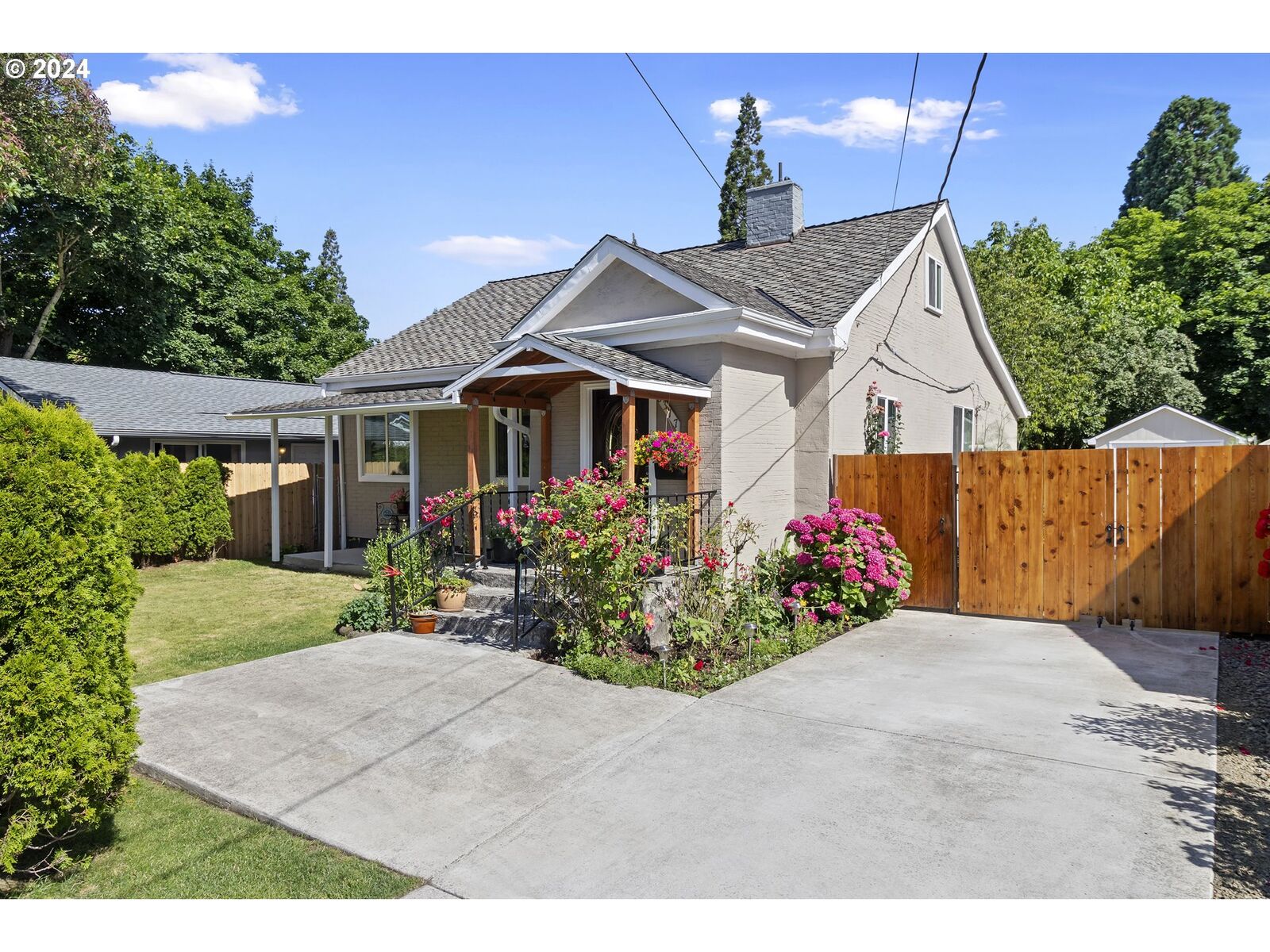 Property Photo: 8317 NE Beech St OR 97220