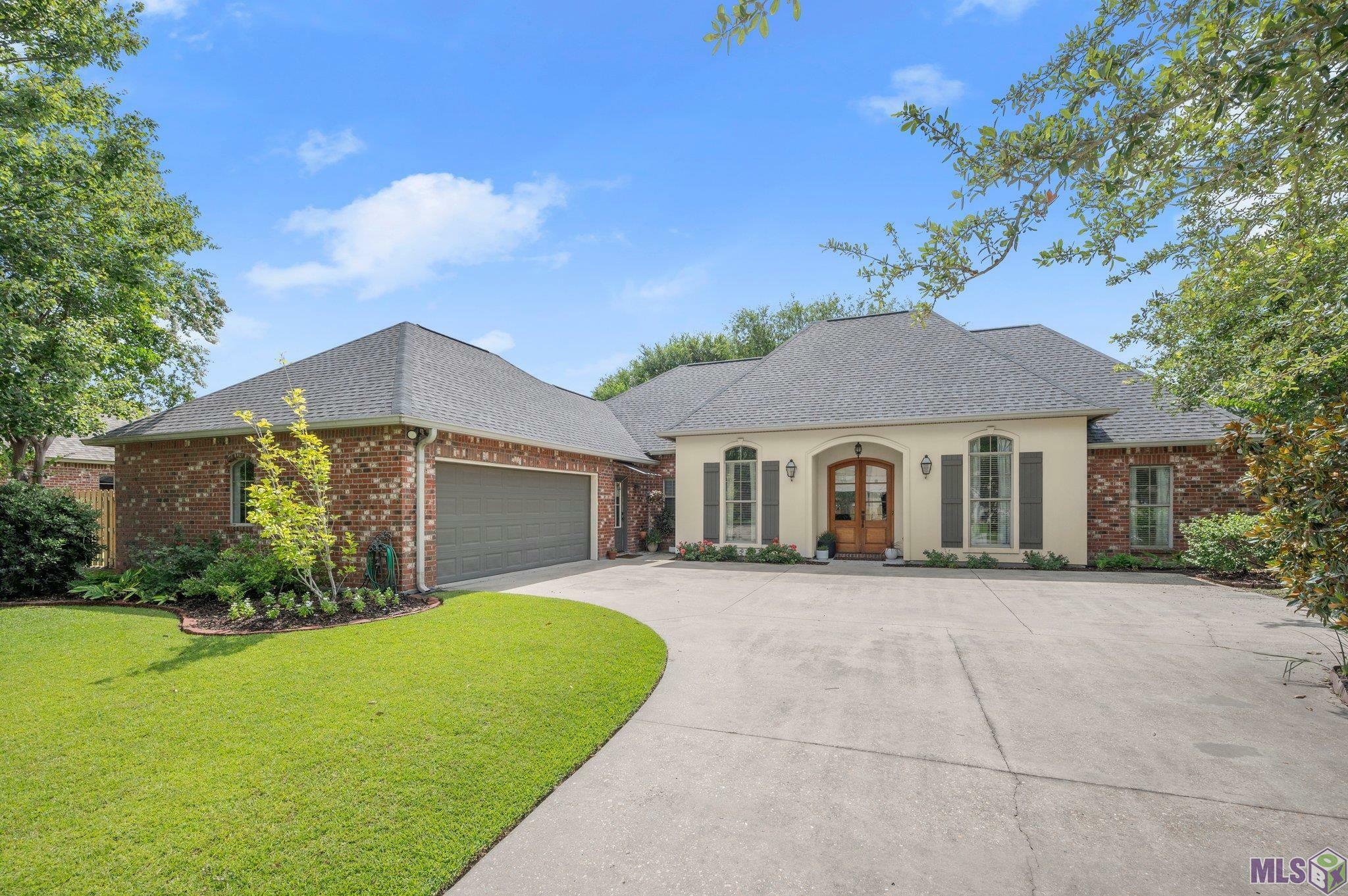 Property Photo: 221 Willow Oak Dr LA 70719