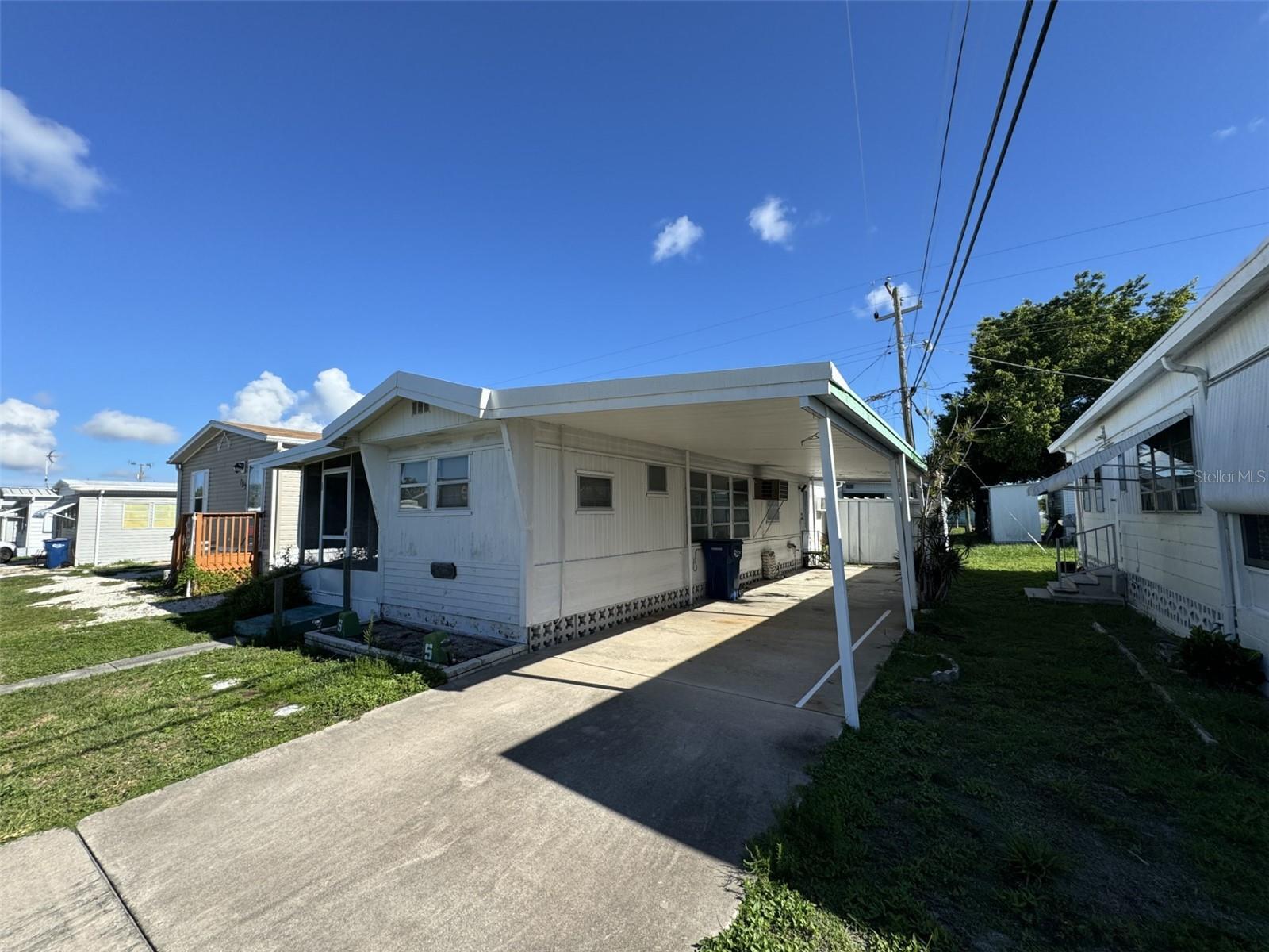 Property Photo: 617 50th Avenue Drive W FL 34207