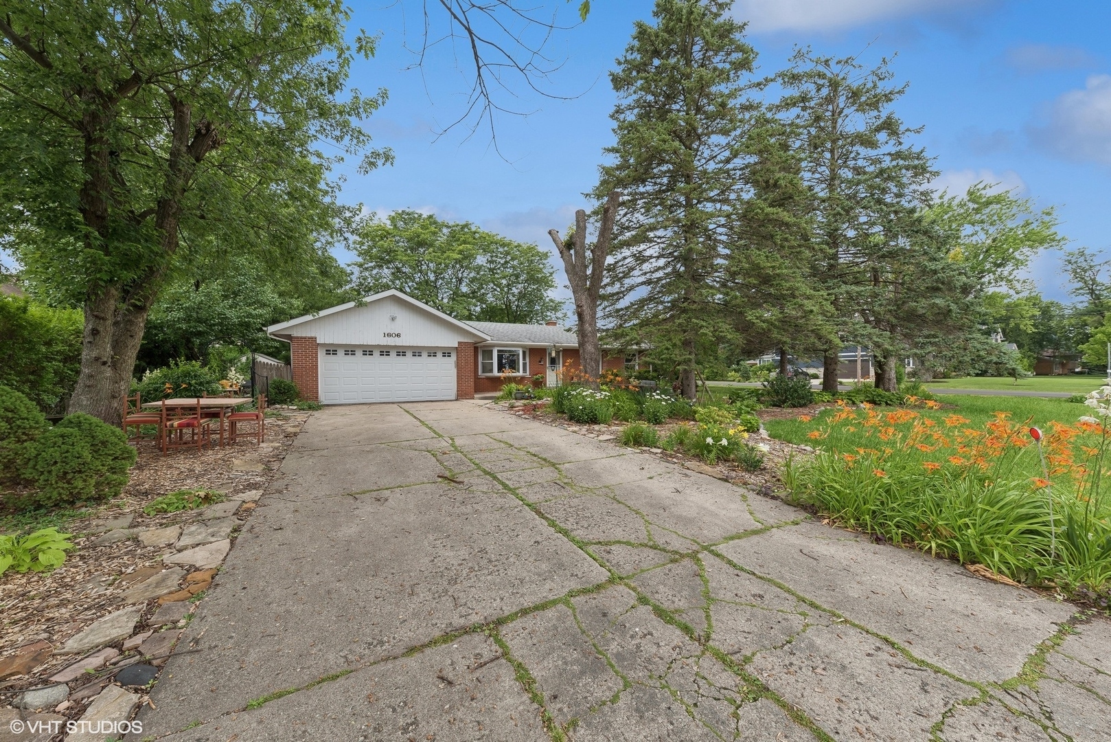 Property Photo:  1606 N Yale Avenue  IL 60004 