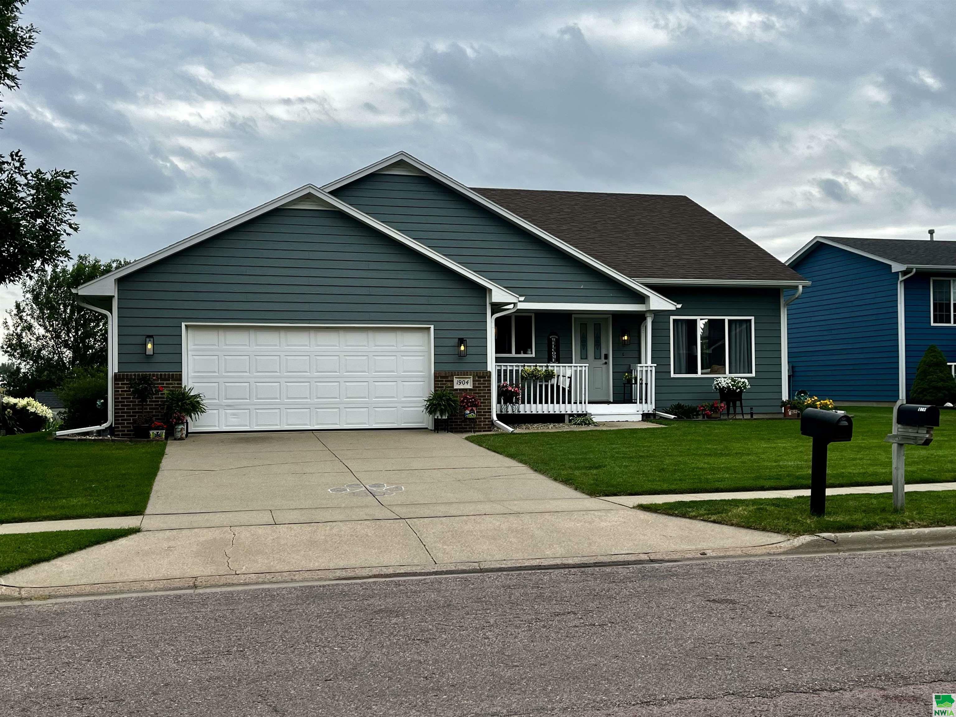 Property Photo:  1904 Country Club Drive  SD 57025 