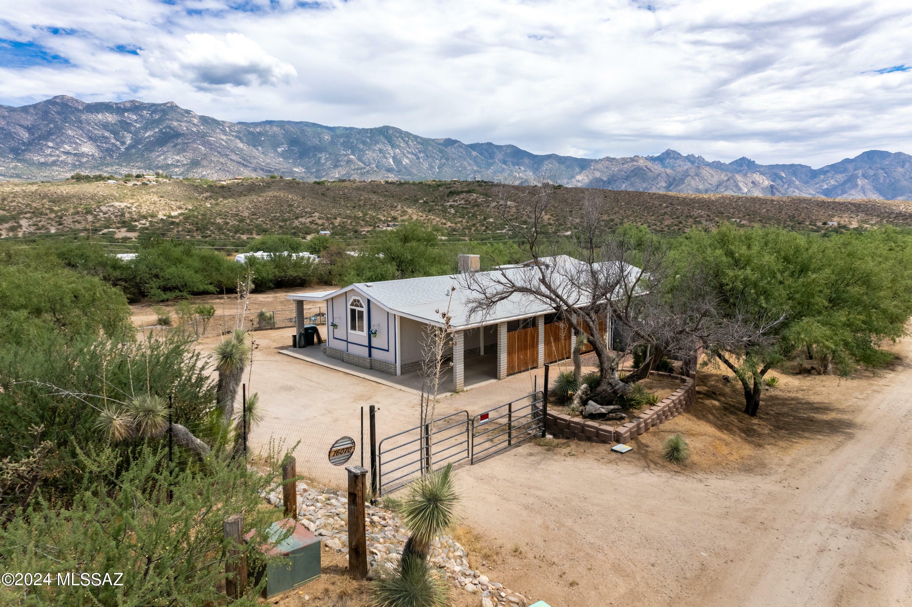 Property Photo:  16070 N Swan Road  AZ 85739 