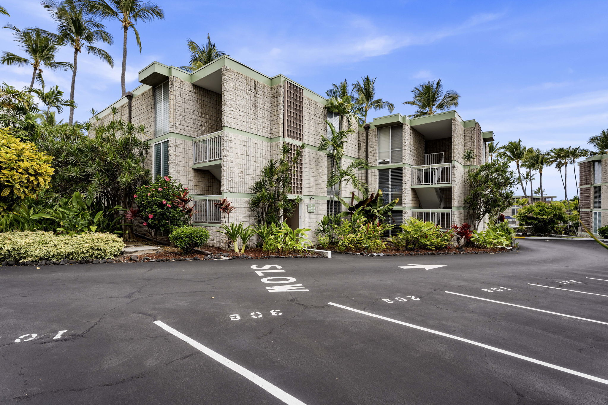 Property Photo: 75-6016 Alii Dr 106 HI 96740