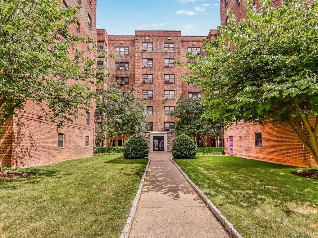 Property Photo:  485 E Lincoln Avenue 308  NY 10552 