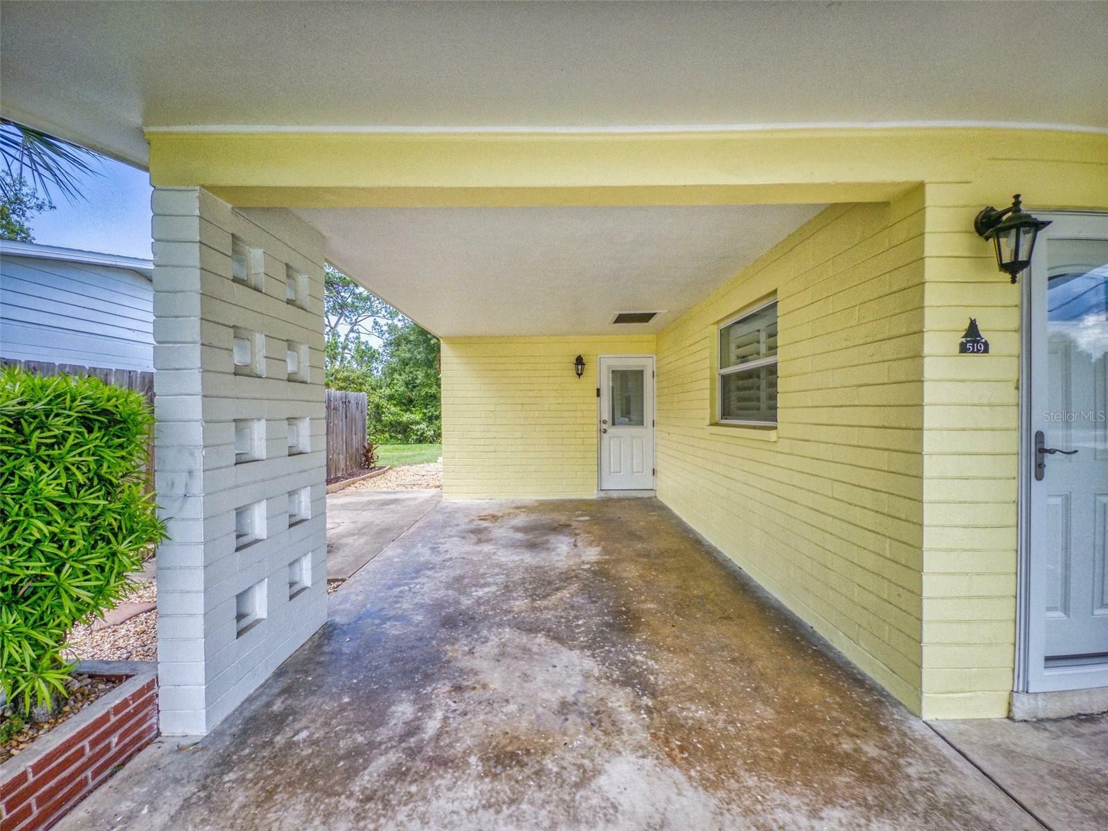 Property Photo: 519 S Peninsula Avenue FL 32169