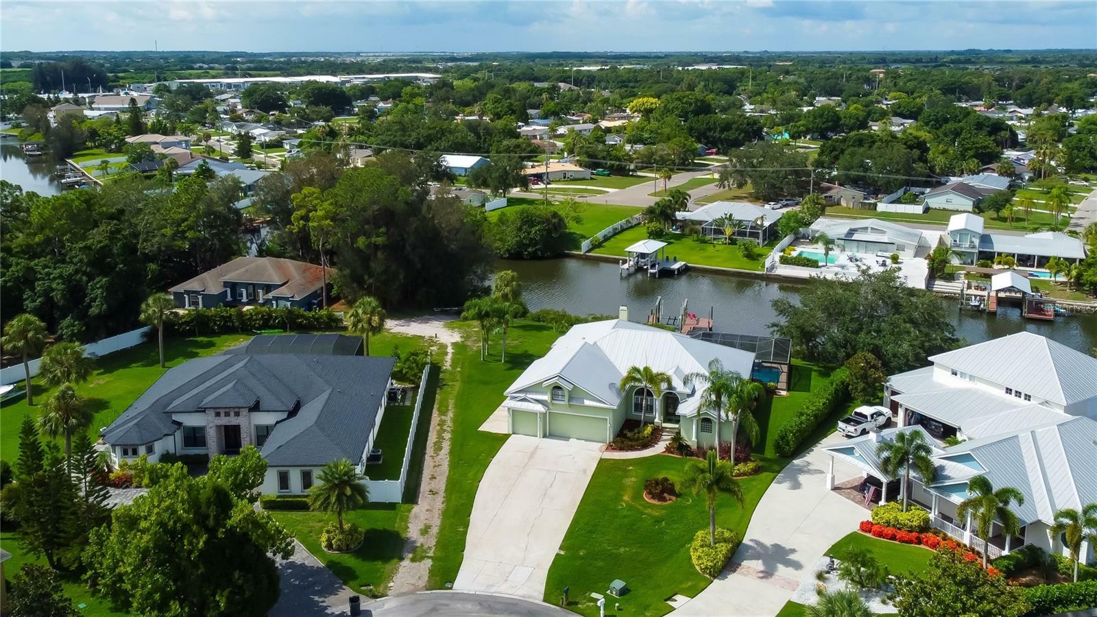 Property Photo:  433 Island Cay Way  FL 33572 