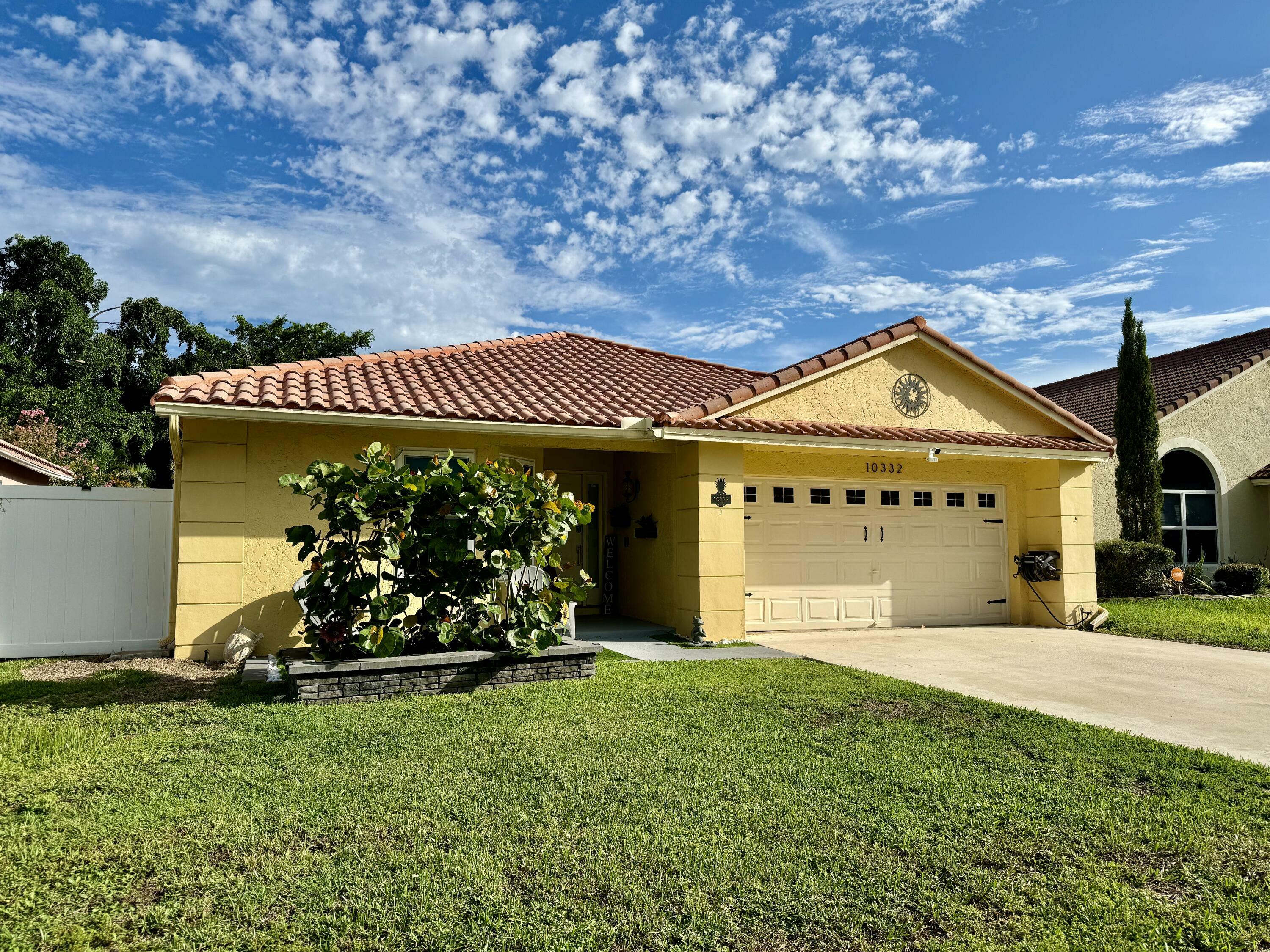 Property Photo:  10332 Islander Drive  FL 33498 