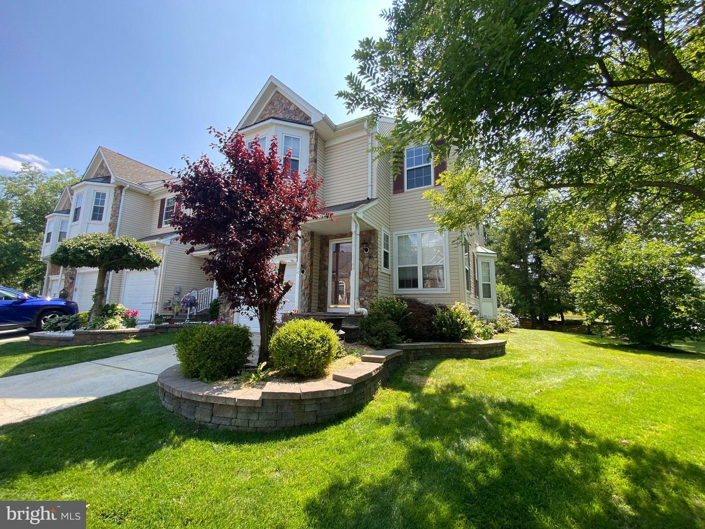 Property Photo:  2 Wyndham Court  NJ 08505 