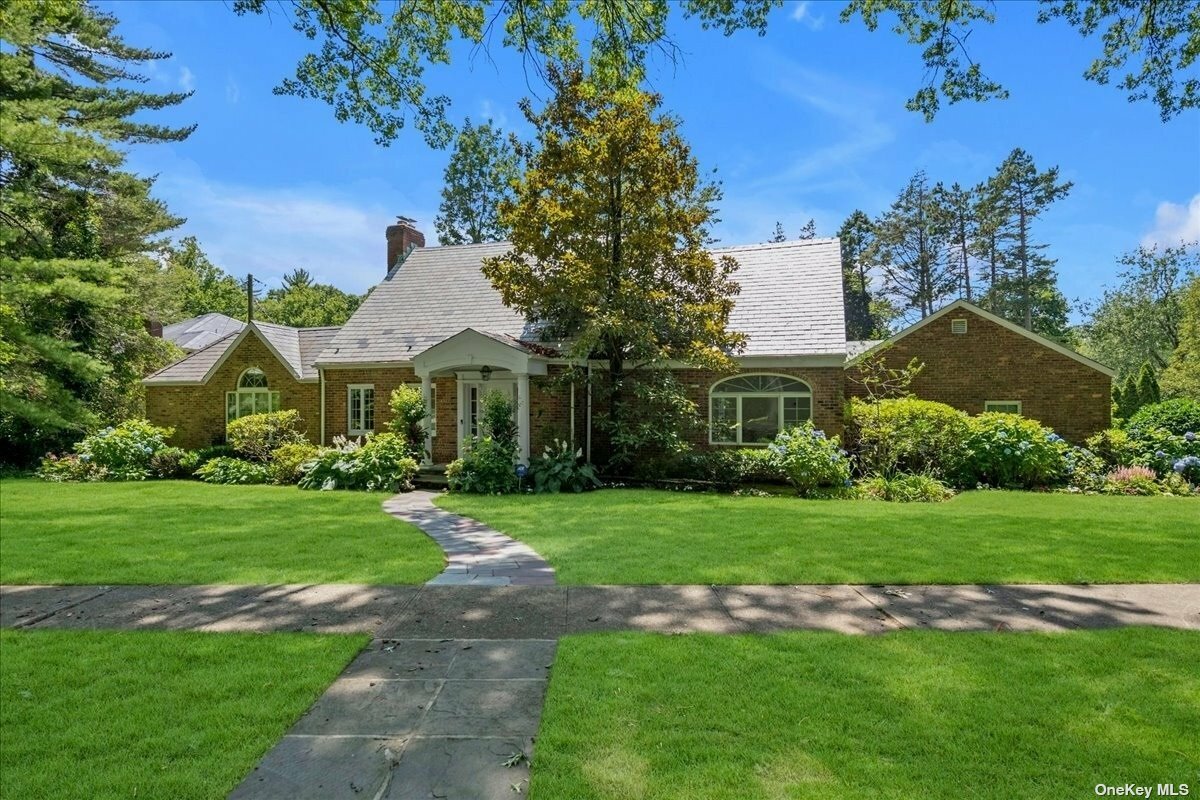 Property Photo:  18 Hereford Road  NY 11020 