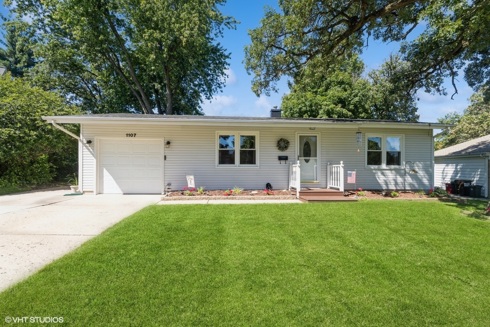 Property Photo: 1107 N Cumberland Circle IL 60050