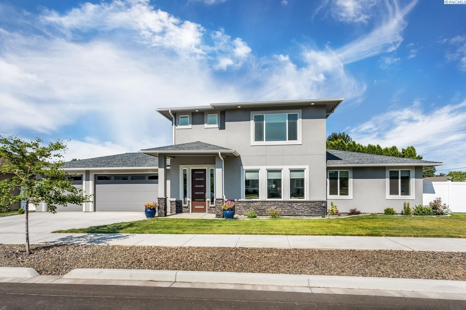 Property Photo: 808 SE Whispering Creek Court WA 99324