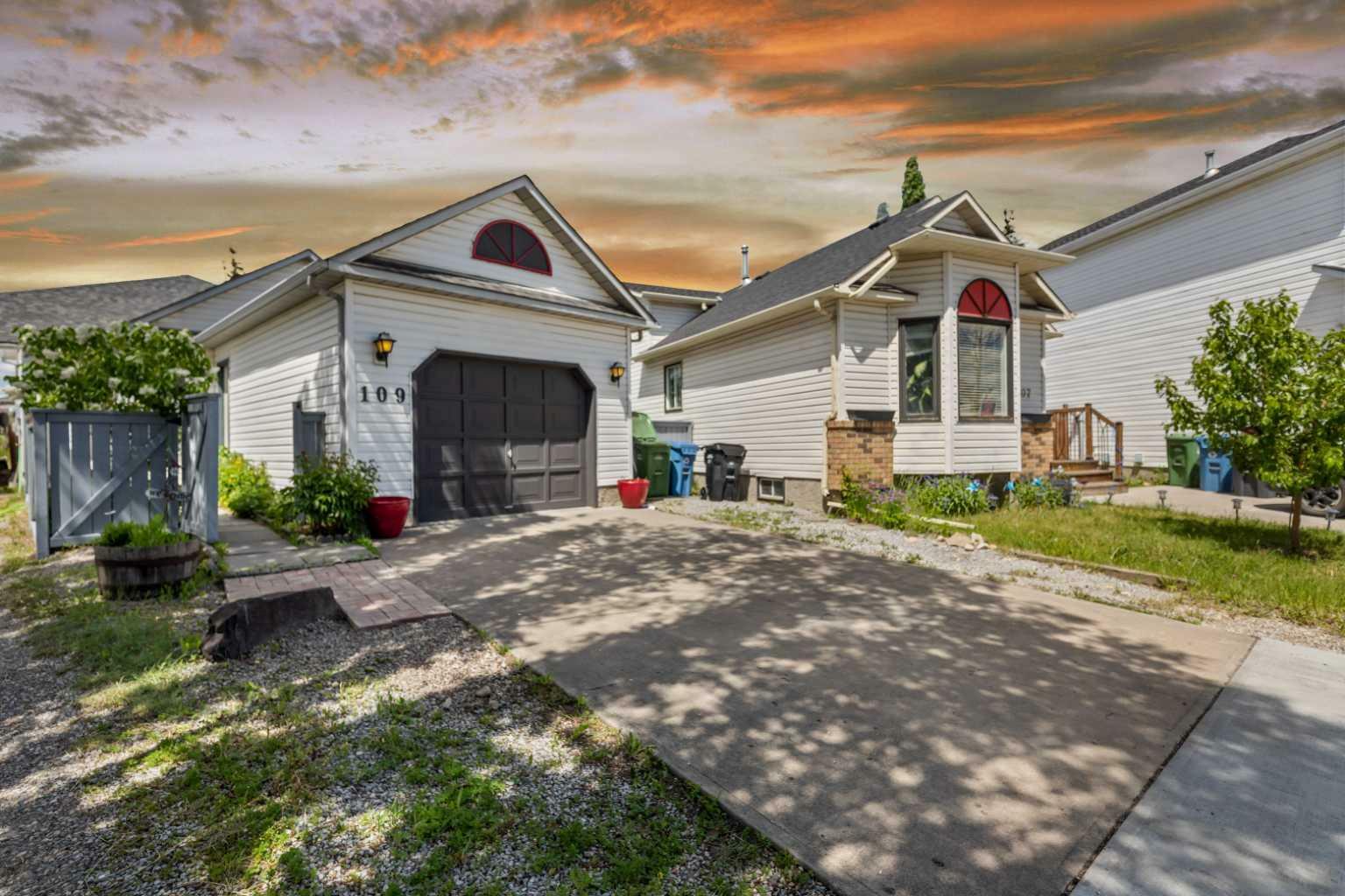 Property Photo:  109 Hunterhorn Crescent NE  AB T3K 6H5 