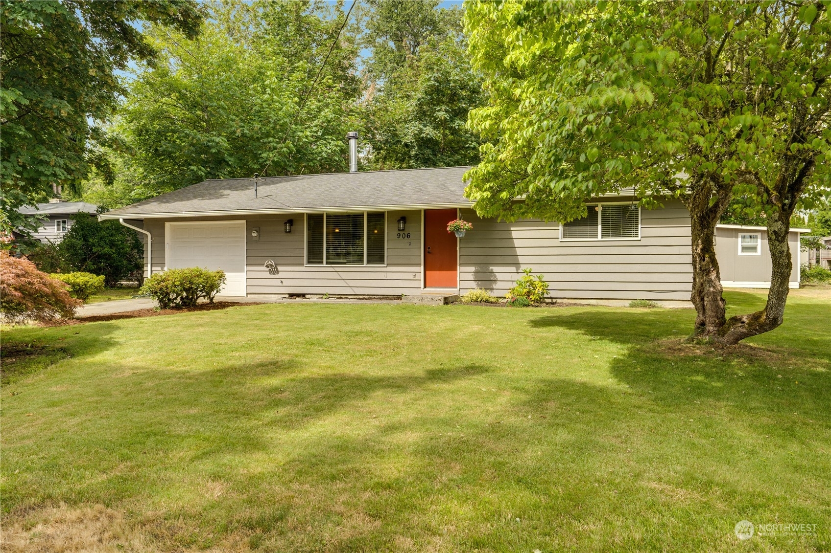 Property Photo:  906 108th Avenue E  WA 98372 