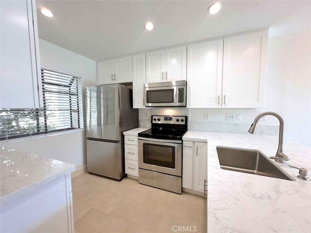 Property Photo: 80 Lakepines CA 92620