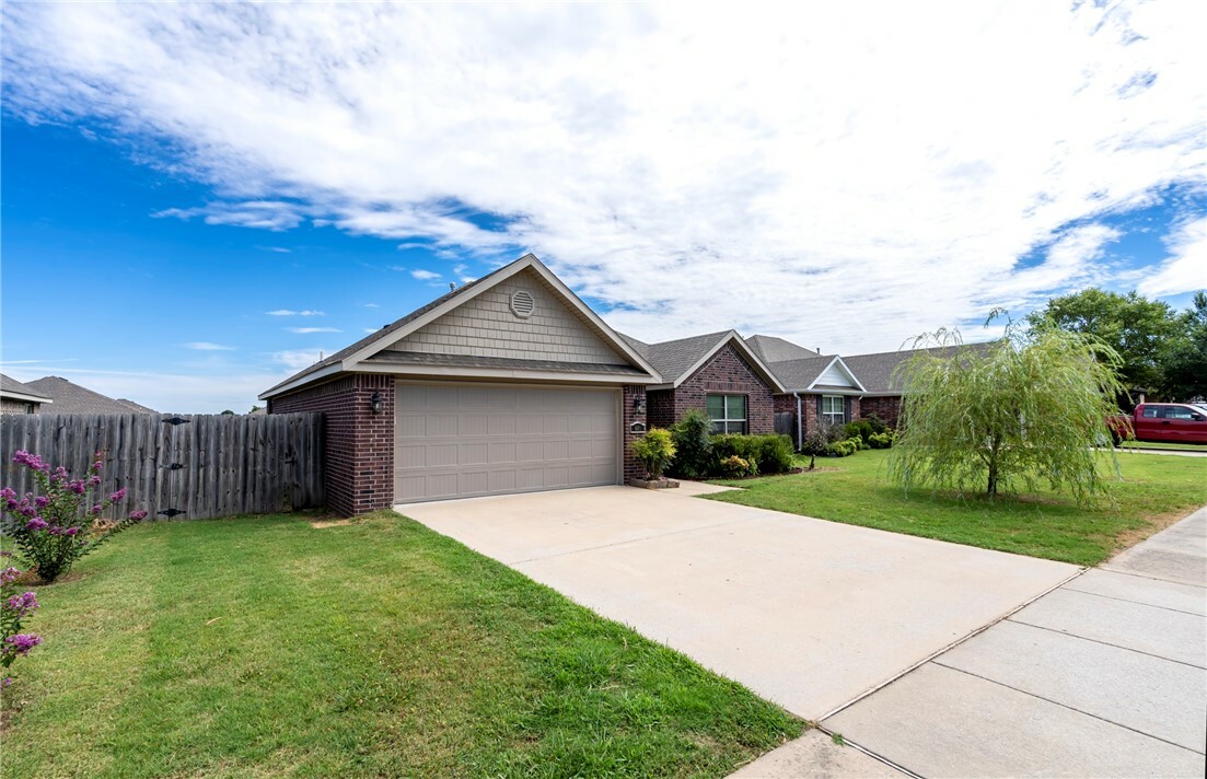 Property Photo:  605 W Worchester  AR 72761 