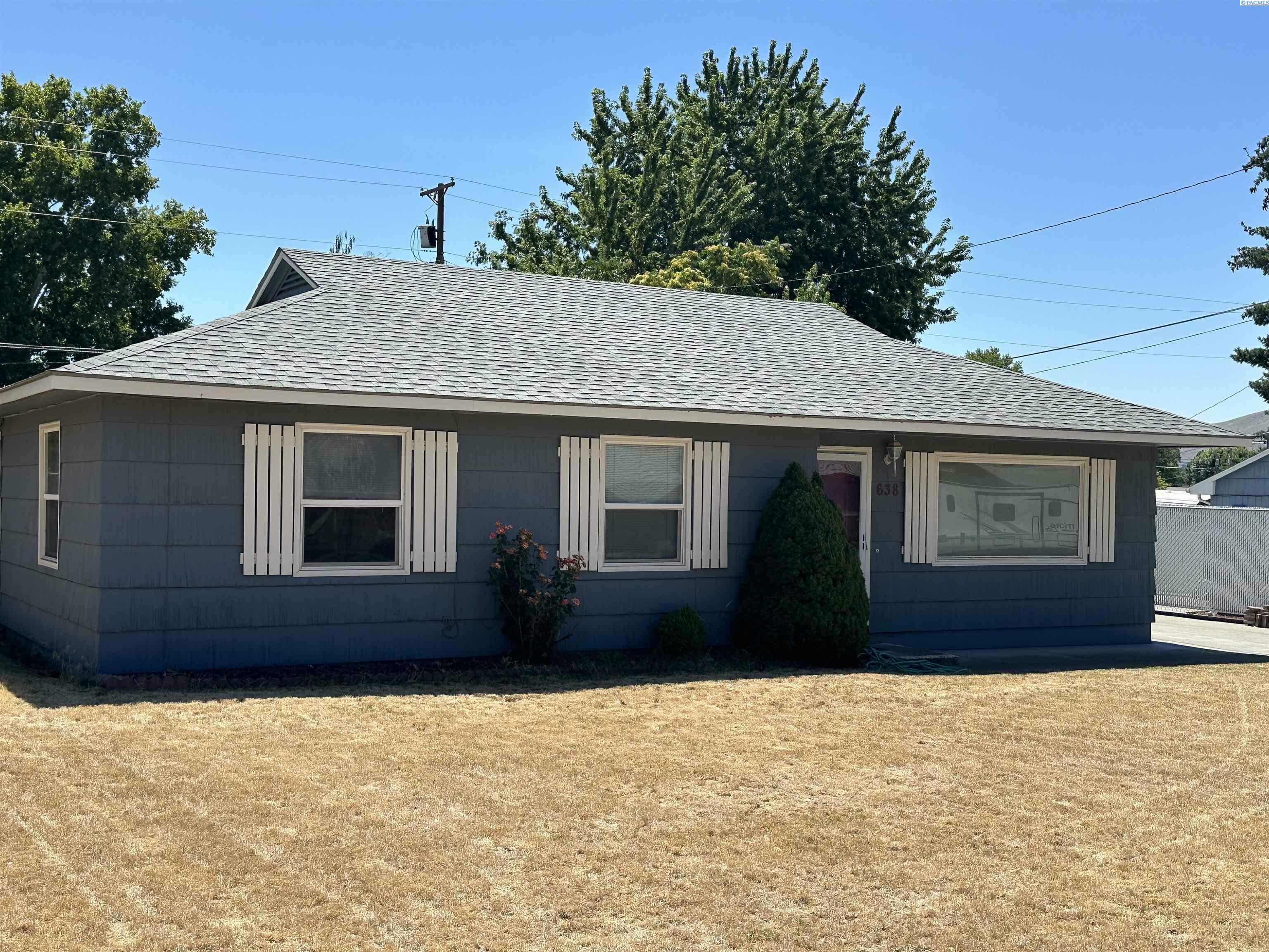 Property Photo:  638 Cedar Ave  WA 99352 