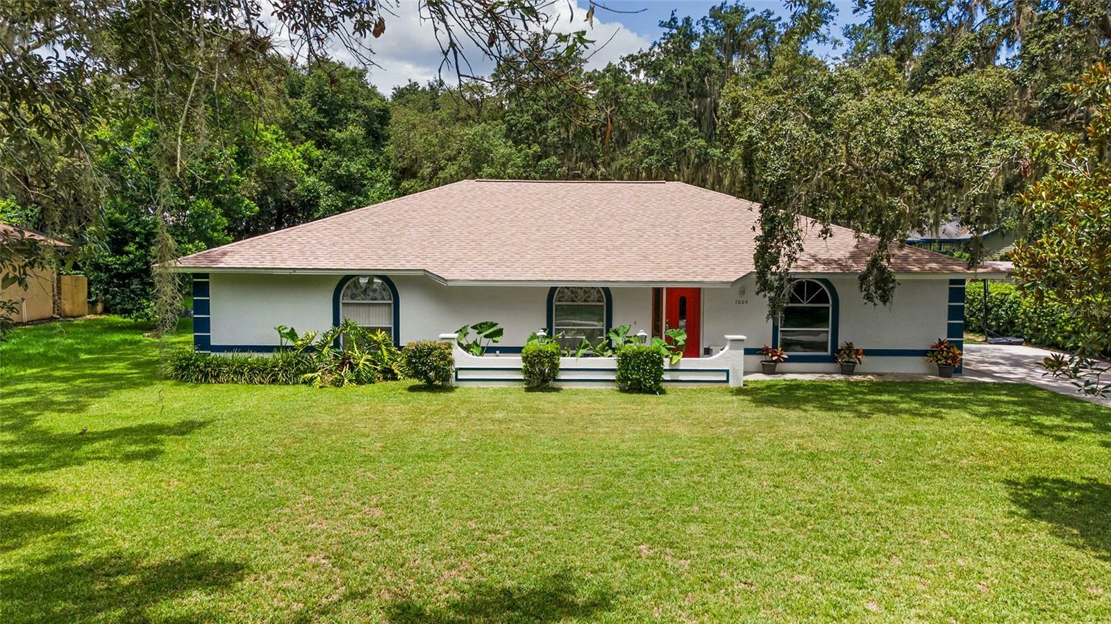 Property Photo:  1005 N Temple Avenue  FL 34737 