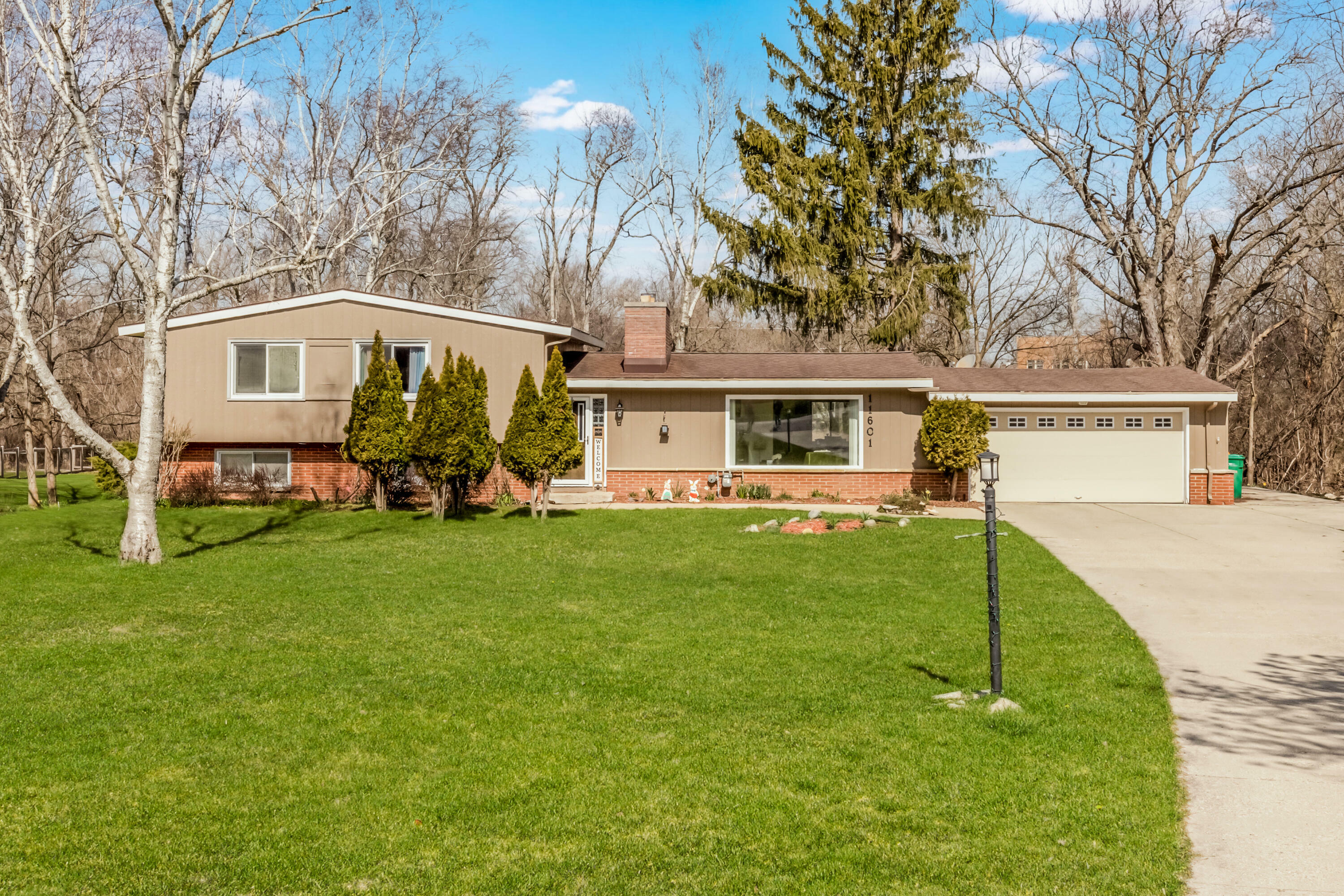 11601 N Parkview Dr  Mequon WI 53092 photo